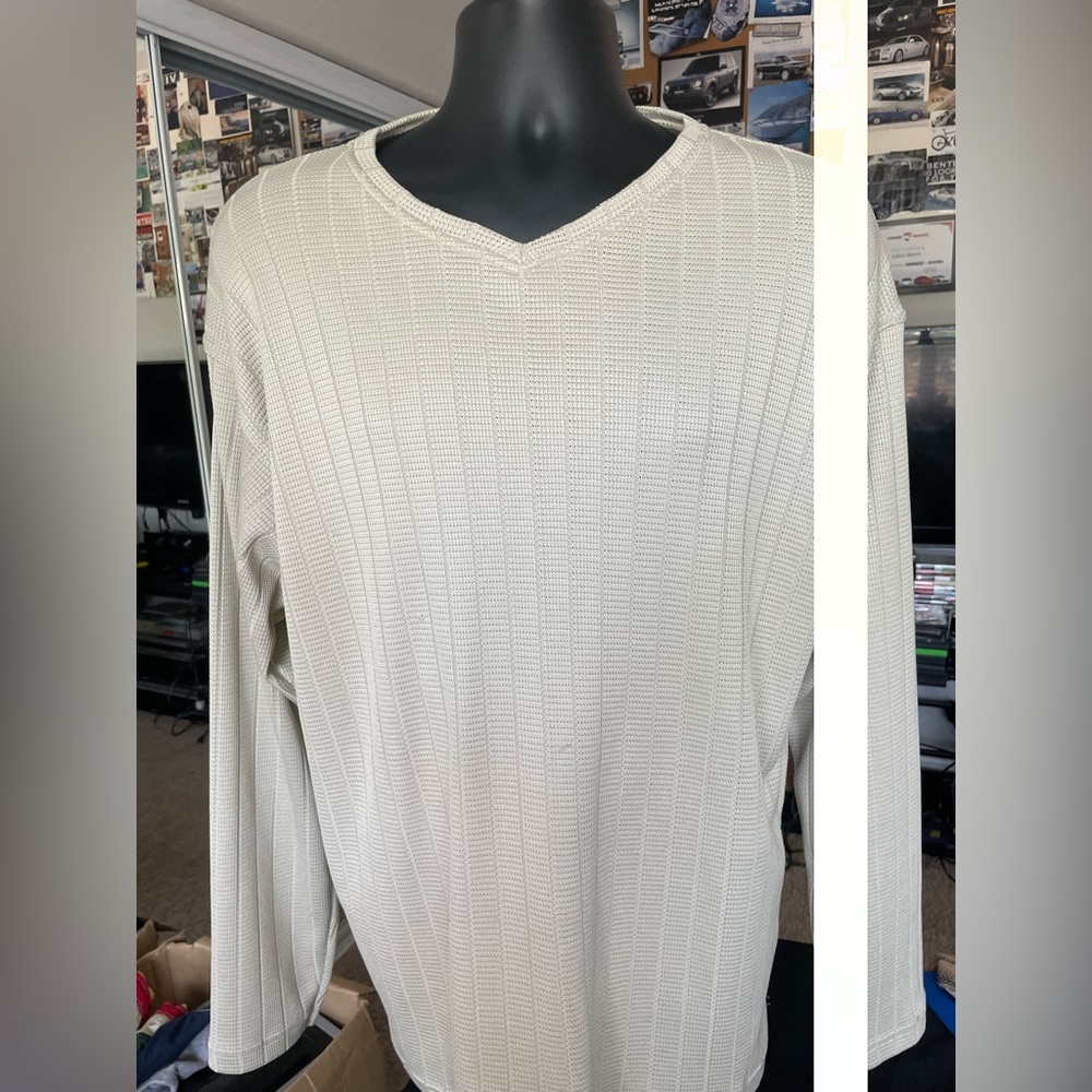 Men’s Rampage XL creme V-neck shirt